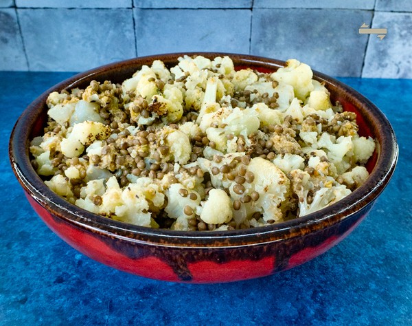 Krokante bloemkool met linzen en kruidige groen-olijvendressing