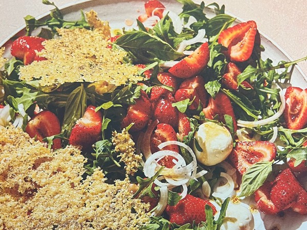 Aardbeien-rucolasalade