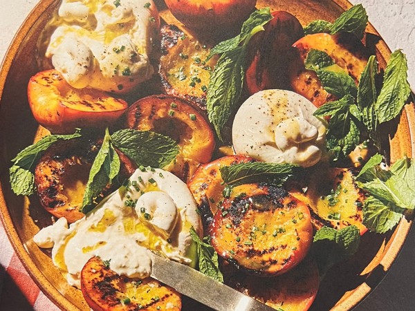 Gegrilde perziksalade